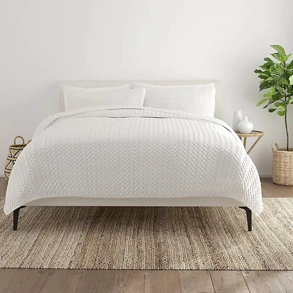Set of 2 Home Collection Herring Twin /‎ Twin XL Quilt Set in White, (NEW)